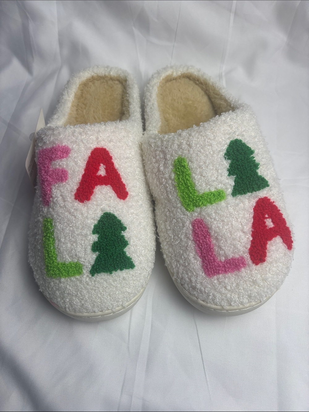 BNWT Women’s Slippers. “FA LA LA LA” Size L 9/10
